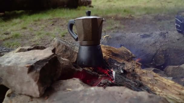 Η καφετιέρα ετοιμάζει καφέ πάνω από τη φωτιά. — Αρχείο Βίντεο