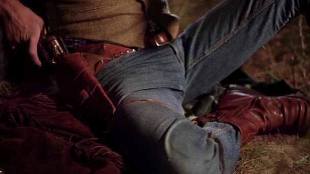 Cowboy trekt een revolver uit een holster — Stockvideo