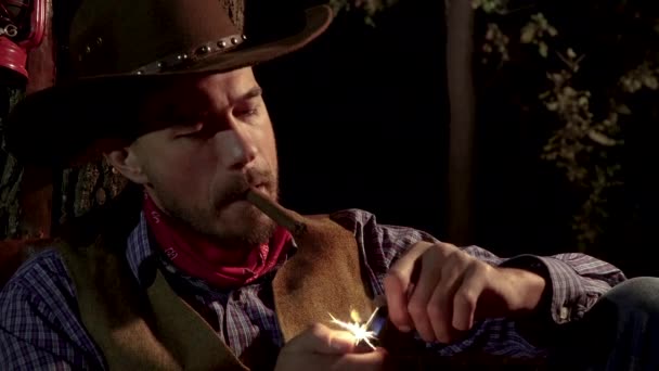 Cowboy com um charuto na floresta à noite — Vídeo de Stock