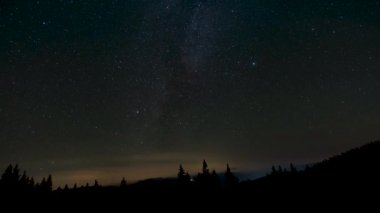 Gece gökyüzünde hareket eden yıldızların zamanı