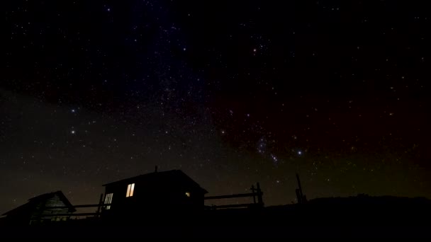 Gece gökyüzünde hareket eden yıldızların zamanı — Stok video