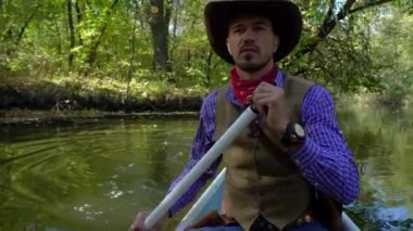 Kanodaki kovboy nehirde yüzer