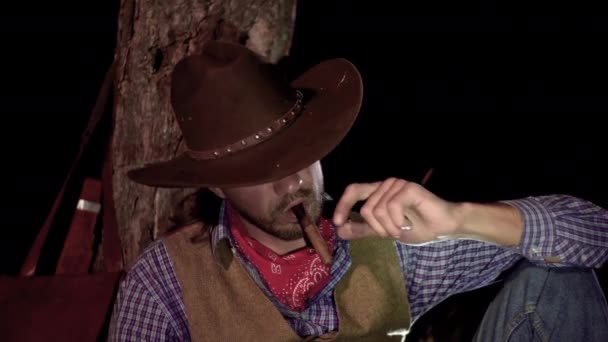 Ковбой с сигарой в лесу ночью — стоковое видео