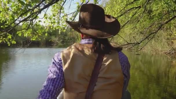 Καουμπόι σε κανό επιπλέει στο ποτάμι — Αρχείο Βίντεο
