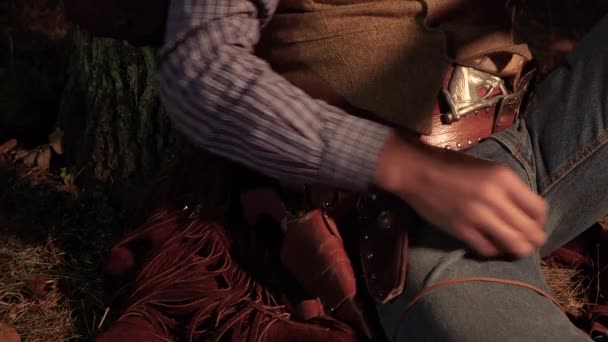 Die Cowboyhand zieht einen Revolver aus dem Holster — Stockvideo