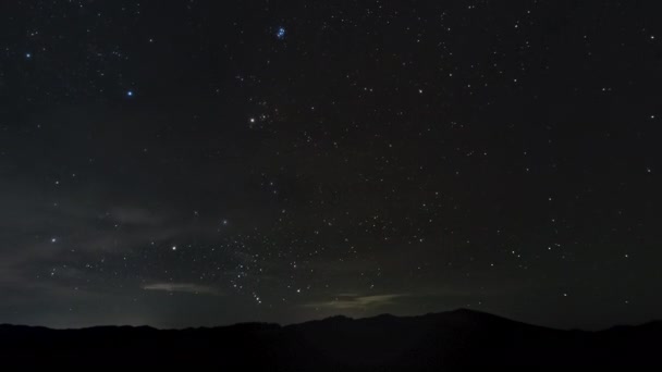 Timelapse de estrellas en movimiento en el cielo nocturno sobre las montañas — Vídeo de stock