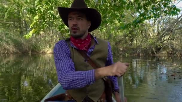 Cowboy in canoa galleggia sul fiume — Video Stock