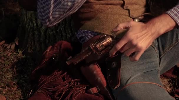 Cowboyhanden drar en revolver ur hölstret. — Stockvideo