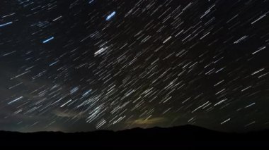 Gece gökyüzünde yıldız izleri