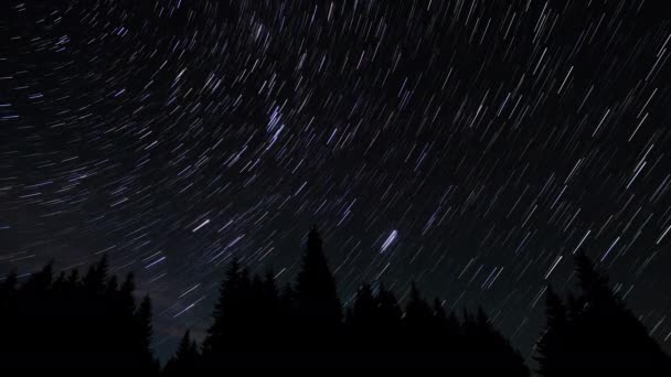 Trilhas de estrelas em forma de cometa no céu noturno — Vídeo de Stock