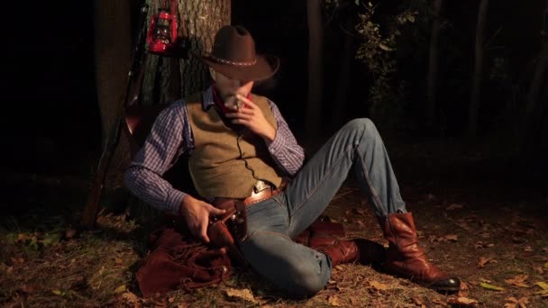 Cowboy com uma pistola na floresta à noite — Vídeo de Stock