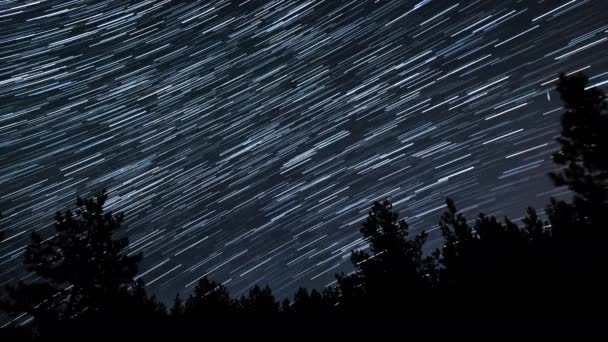 Senderos de estrellas en el cielo nocturno — Vídeos de Stock