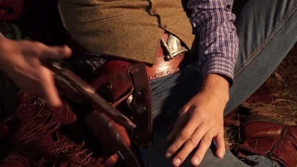 La mano dei cowboy tira fuori una pistola dalla fondina. — Video Stock