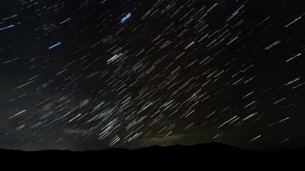 Sentieri stellari a forma di cometa nel cielo notturno — Video Stock