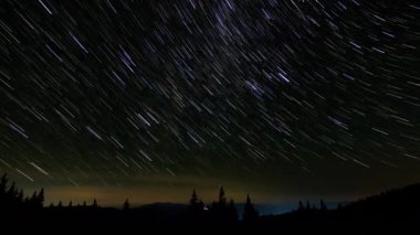 Gece gökyüzünde kuyrukluyıldız şeklinde yıldız izleri