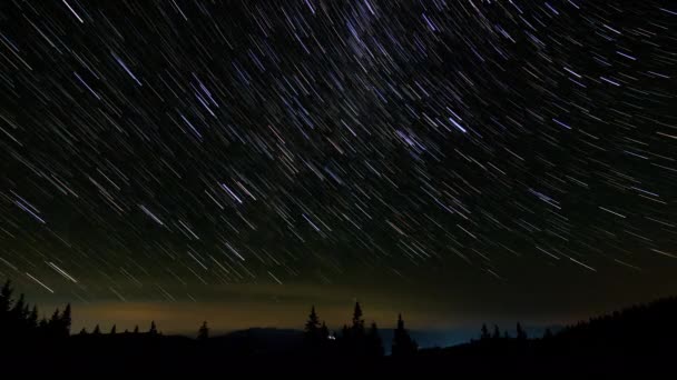 Gece gökyüzünde kuyrukluyıldız şeklinde yıldız izleri — Stok video