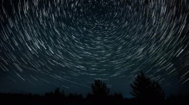 Gece gökyüzünde kuyrukluyıldız şeklinde yıldız izleri