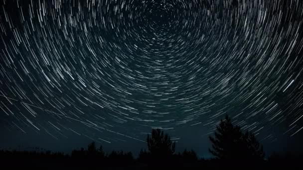 Komet-formade stjärnspår på natthimlen — Stockvideo