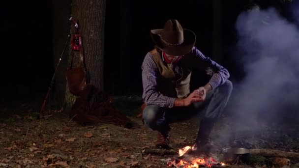 Cowboy bei nächtlichem Waldbrand — Stockvideo