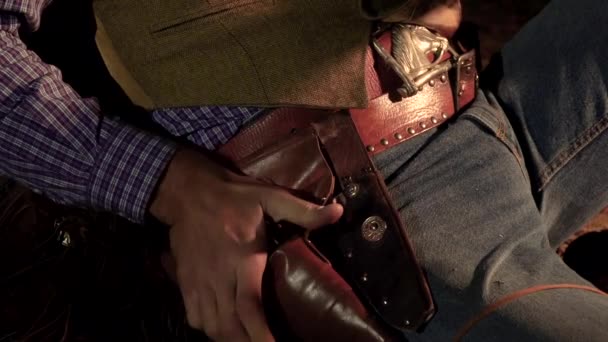 De cowboys hand trekt een revolver uit zijn holster — Stockvideo