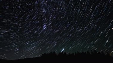 Gece gökyüzünde kuyrukluyıldız şeklinde yıldız izleri