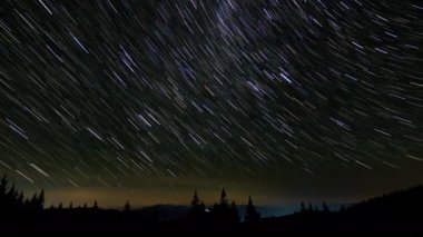 Gece gökyüzünde yıldız izleri