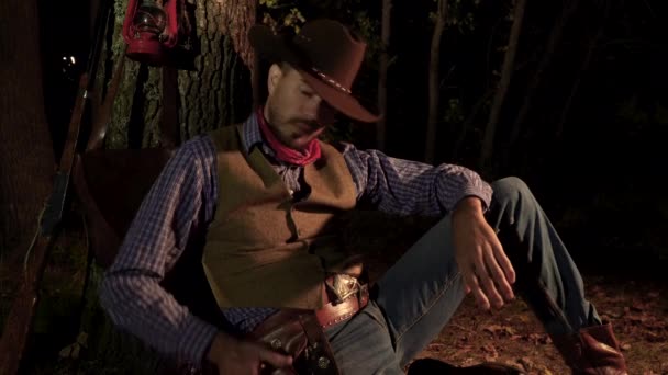 Ковбой с пистолетом в лесу ночью — стоковое видео