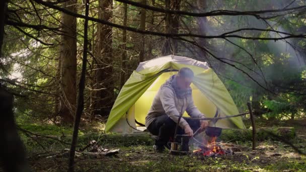 Ein Mann bei einem Waldbrand — Stockvideo