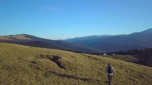 Egy ember utazik a hegyekben. — Stock videók