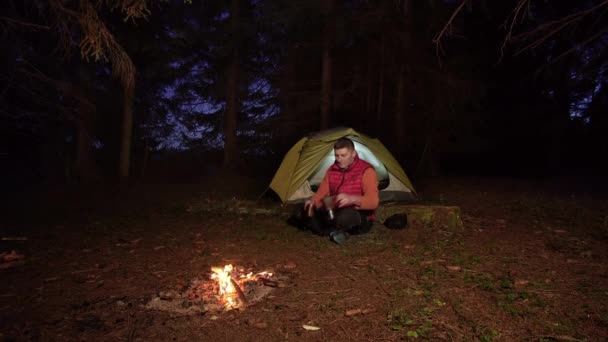 Un homme près d'un feu de joie — Video