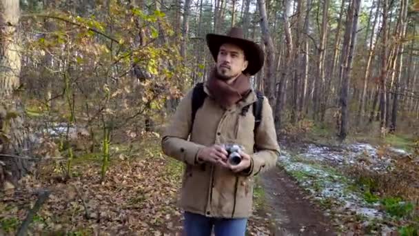 Backpacker mit Kamera wandert auf Wanderweg im Wald — Stockvideo