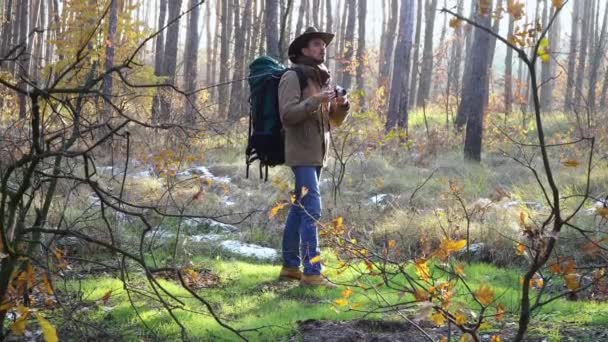 Toerist reist door het bos en maakt foto 's — Stockvideo