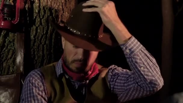 Cowboy se prepara para dormir na floresta à noite — Vídeo de Stock