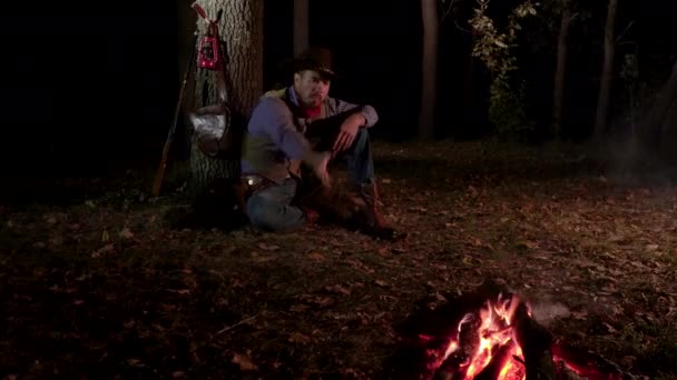 Koboi di dekat api di hutan pada malam hari — Stok Video
