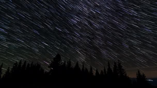 Sentiers étoilés en forme de comète dans le ciel nocturne — Video