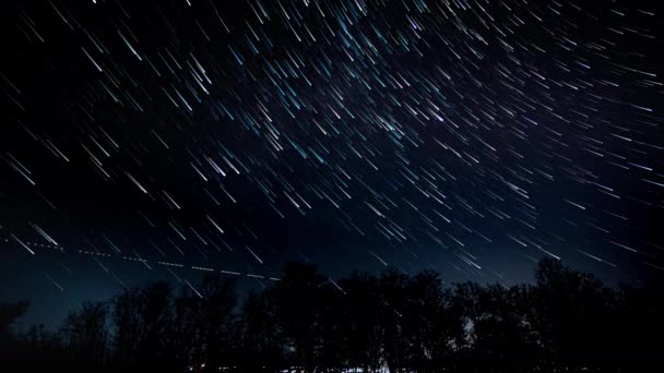 Gece gökyüzünde kuyrukluyıldız şeklinde yıldız izleri — Stok video