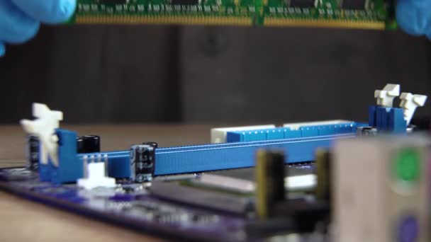 O processo de instalação de RAM em uma placa-mãe de computador — Vídeo de Stock