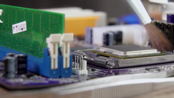 Proses membersihkan motherboard komputer — Stok Video