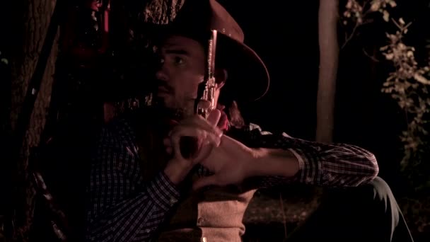 Kowboj z pistoletem w lesie w nocy — Wideo stockowe