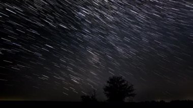 Gece gökyüzünde yıldız izleri