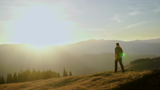 Egy ember utazik a hegyekben. — Stock videók