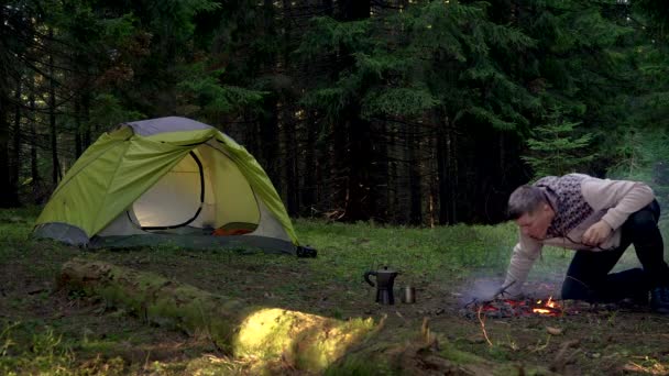 Turyści rozpalają ogień w pobliżu namiotu — Wideo stockowe