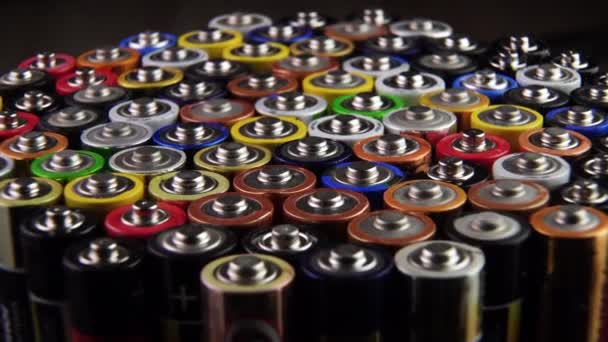 Close-up van gebruikte AA-batterijen — Stockvideo