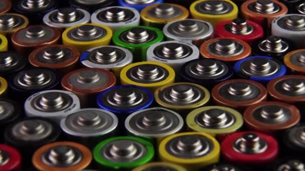 Nahaufnahme von gebrauchten AA-Batterien — Stockvideo