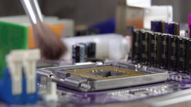 El proceso de limpieza e instalación de un procesador en una placa base de la computadora — Vídeos de Stock