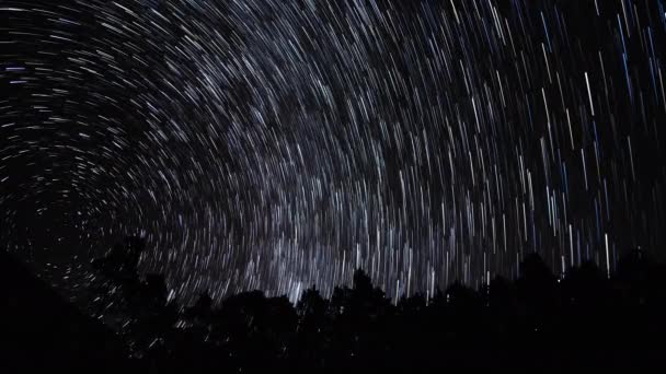 Senderos de estrellas en forma de cometa en el cielo nocturno — Vídeos de Stock