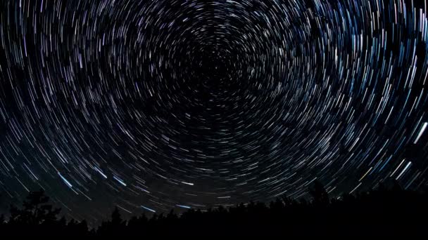 Comet-shaped star trails in the night sky — Stock Video