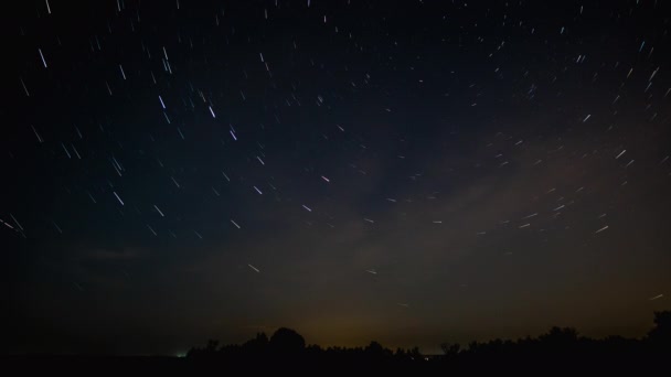 Trilhas de estrelas em forma de cometa no céu noturno — Vídeo de Stock