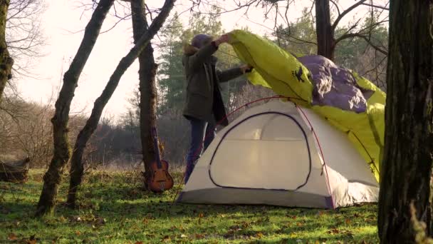 Der Typ baut ein Zelt auf — Stockvideo