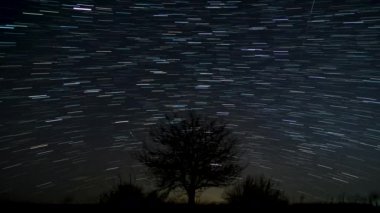 Gece gökyüzünde yıldız izleri